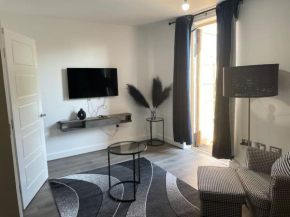 Contemporary Haven: 4-Bed House in Dagenham